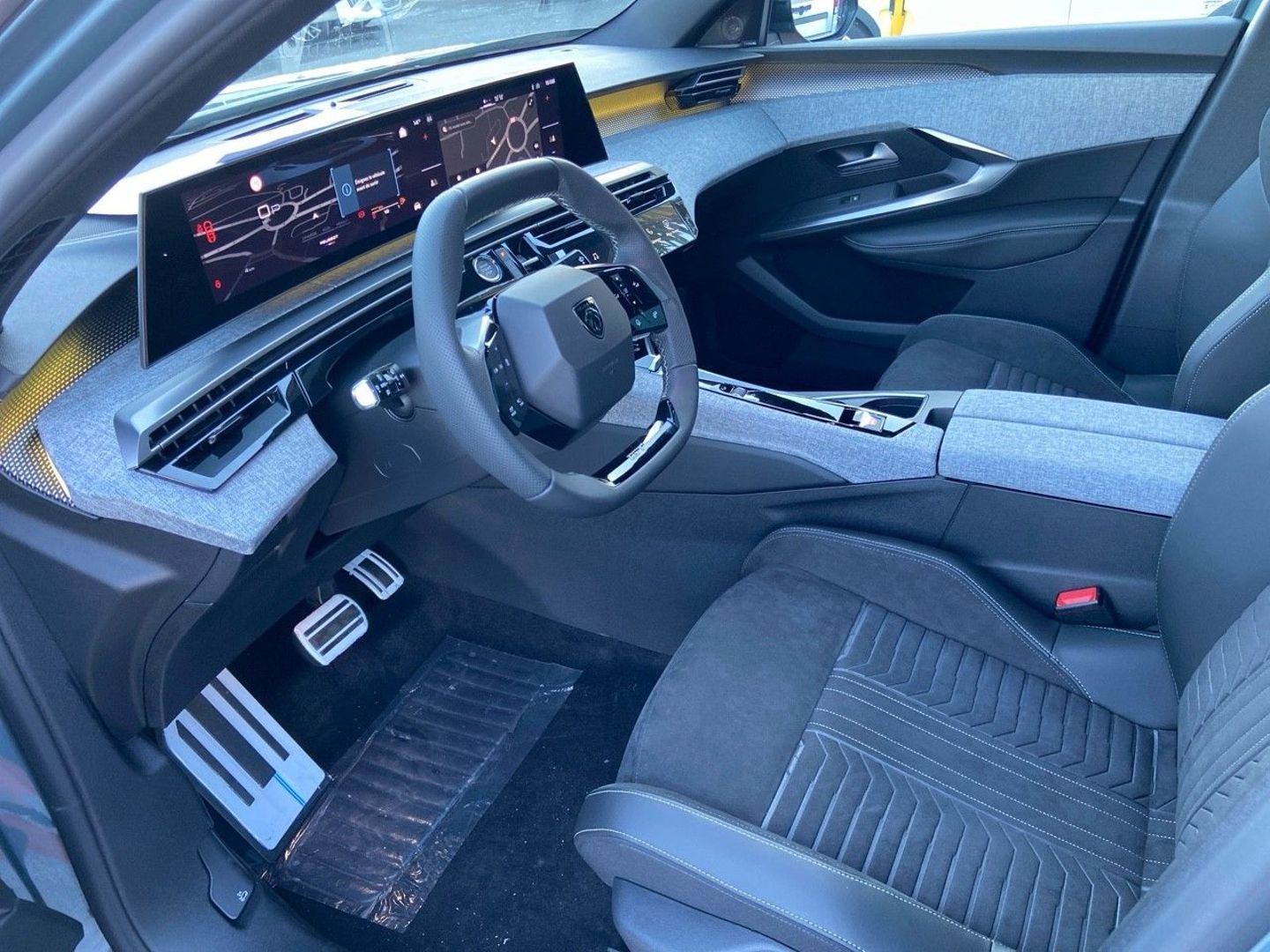 PEUGEOT 3008 - NEW Hybrid 136 e-DCS6 GT Pack Toit Ouvrant Hifi Focal Drive Assist Sellerie Alcantara